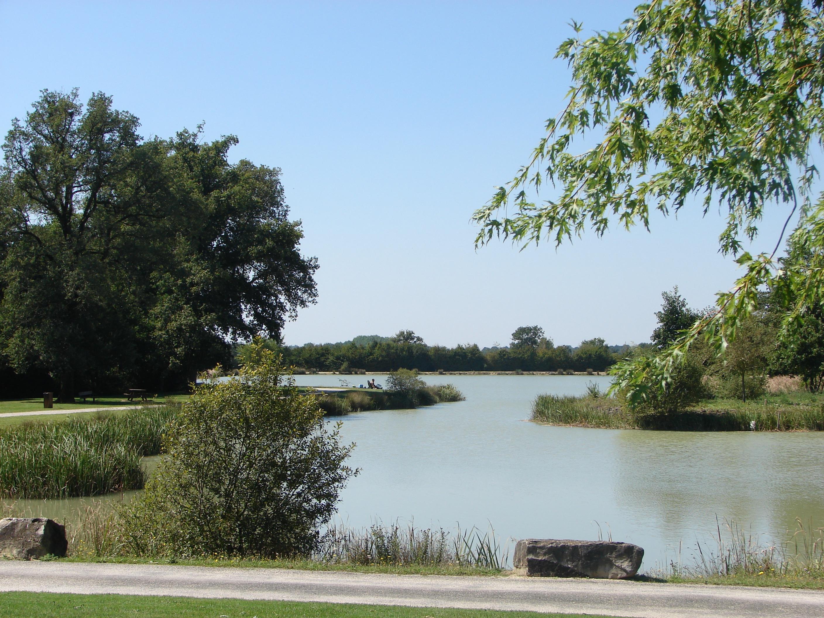 Plan d'eau deSauzé-Vaussais .Laetitiaprecigou2007.JPG_1